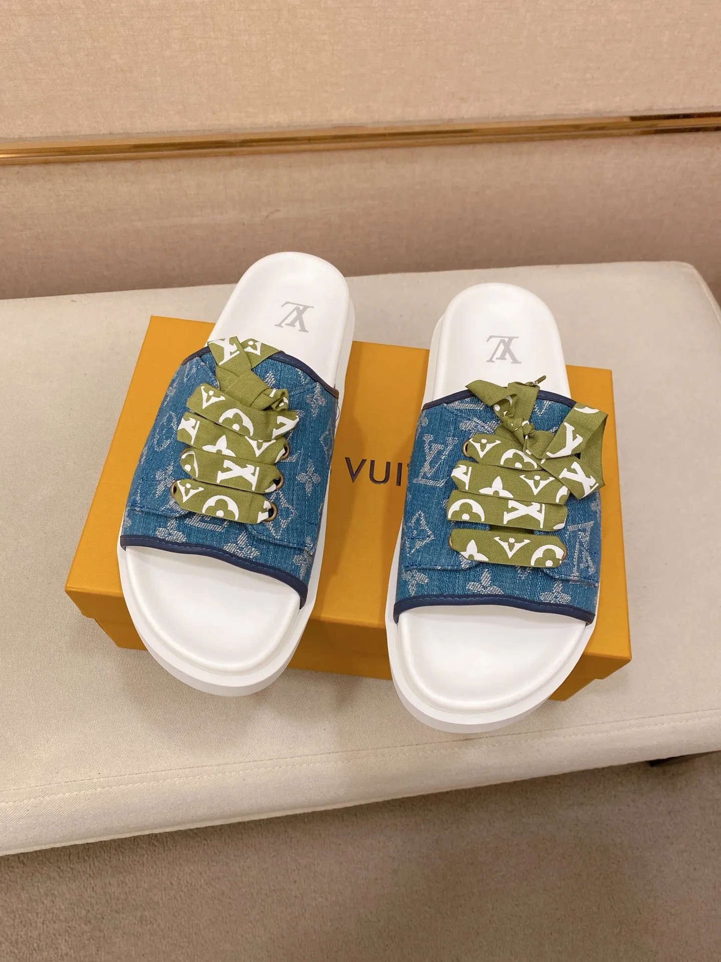 Men's shoes 💰: 340💰Made by LV🔍Top purchasing agents. Men's spring and summer slippers are available at the same counter. The uppers are imported cowhide from Italy, with logo graphics and high-quality craftsmanship. Soles: original soles specially provided by the original factory. Exclusive movable molded soles are super comfortable. Original goods follow orders. 🔍🔍High quality. You can enter and exit the counter at will. Welcome to compare. Size 38-44.
